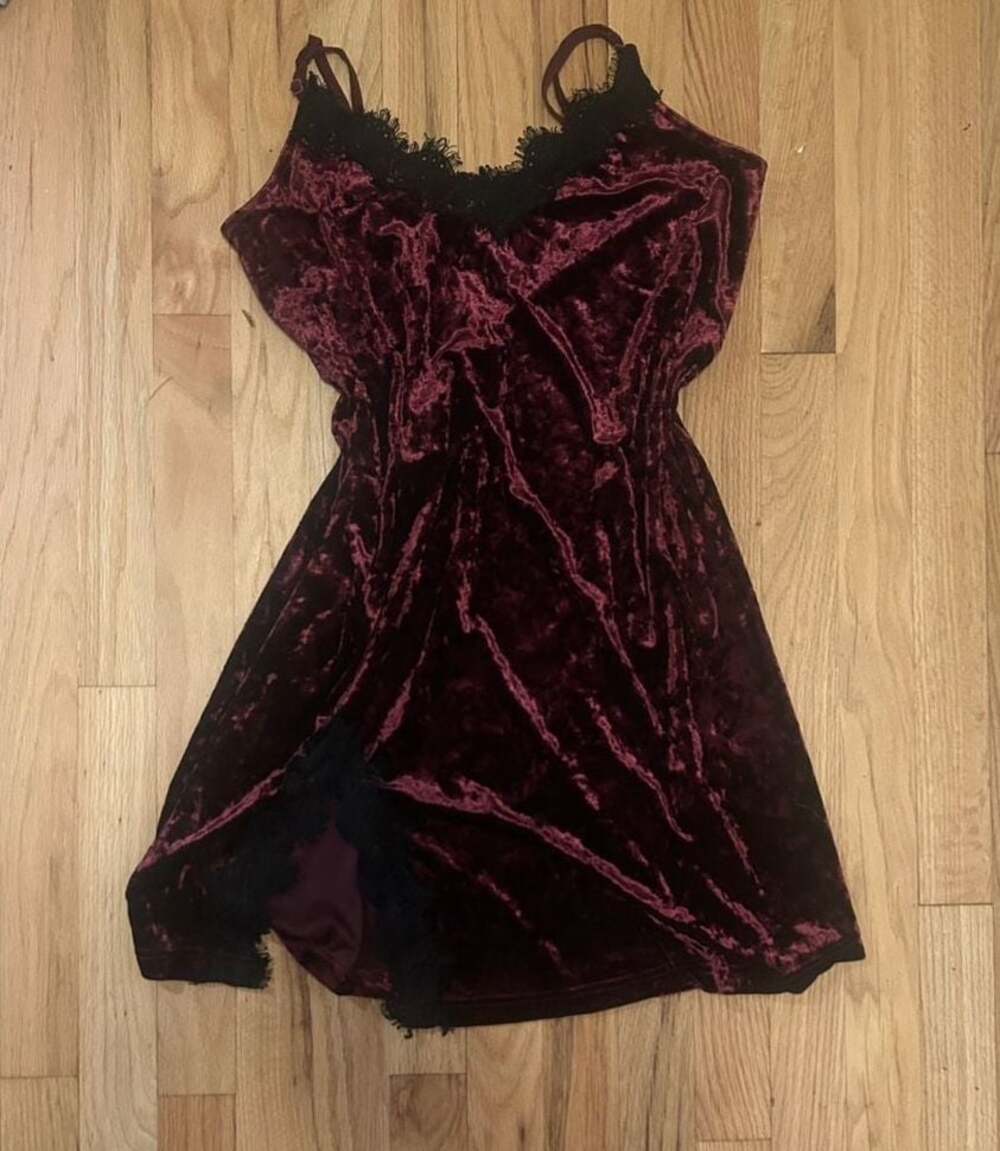 Wishlist Maroon Crushed Velvet Lace Trim Camisole Top
Size S 
Super nice fit, ni